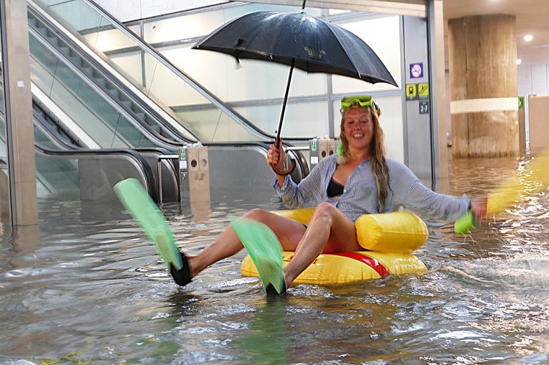 Затопленный после дождей вокзал в Швеции превратили в бассейн Uppsala Central Station, sweden, wtf, ynews, бассейн, вокзал, ливни, стихия