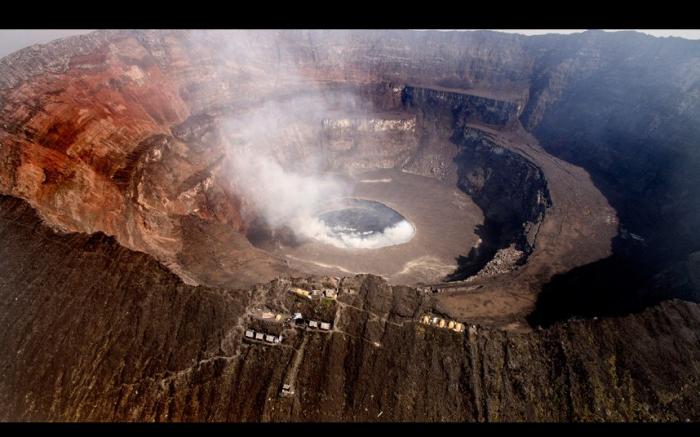 Лавовое озеро в кратере действующего вулкана (10 фото)