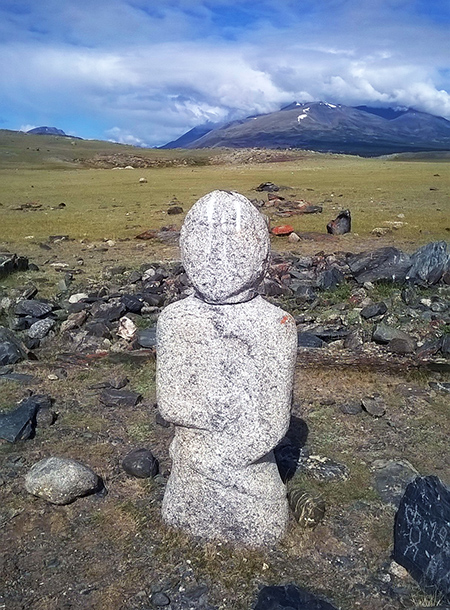 "Каменная баба" на захоронении в Монголии