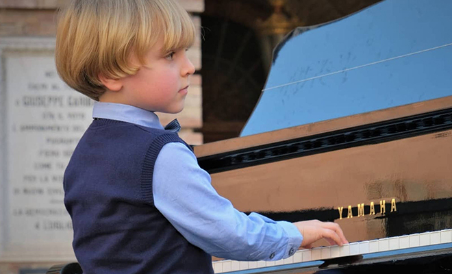 5-летний ребенок вышел на сцену и сел за фортепиано: все думали, что он шутит, но мальчик начал играть Моцарта