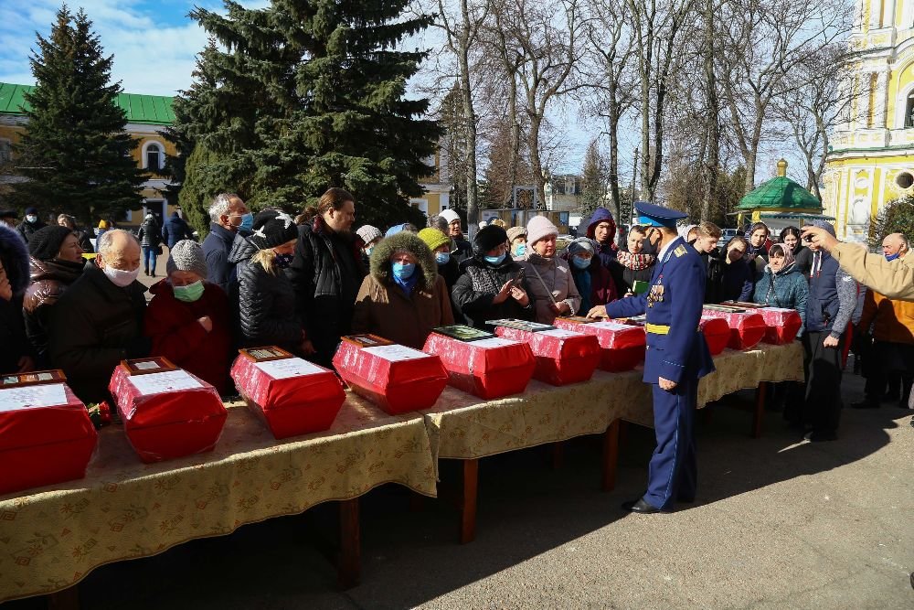 Жители Чернигова прощаются с красноармейцами. / Союз поисковых отрядов Украины