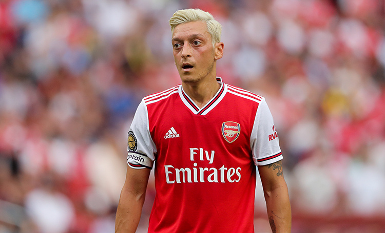 Футболист "Арсенала" Месут Озил пережил вооруженное нападение в центре Лондона