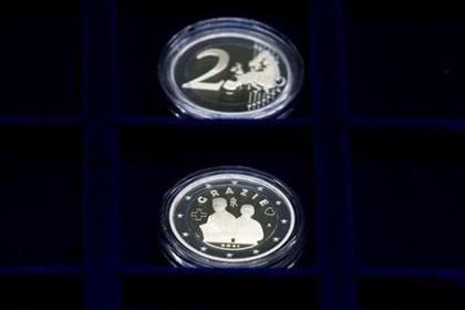 A 2 euro coin commemorating the role of health workers during the coronavirus disease (COVID-19) pandemic is displayed at the Italian Mint, in Rome, Italy, January 21, 2021. REUTERS/Guglielmo Mangiapane 