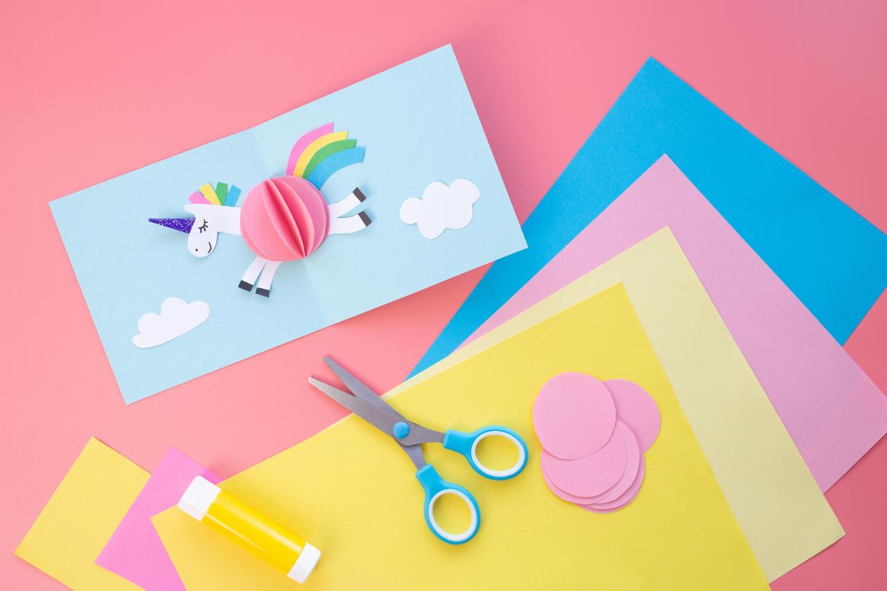 Легкие поделки из цветной бумаги: 10 идей для детей разного возраста бумаги, вырезать, нарисовать, приклеить, сложить, пополам, цвета, мордочку, диаметром, листе, цветной, показано, листа, любого, единорога, красного, глаза, делатьНа, чтобы, затем