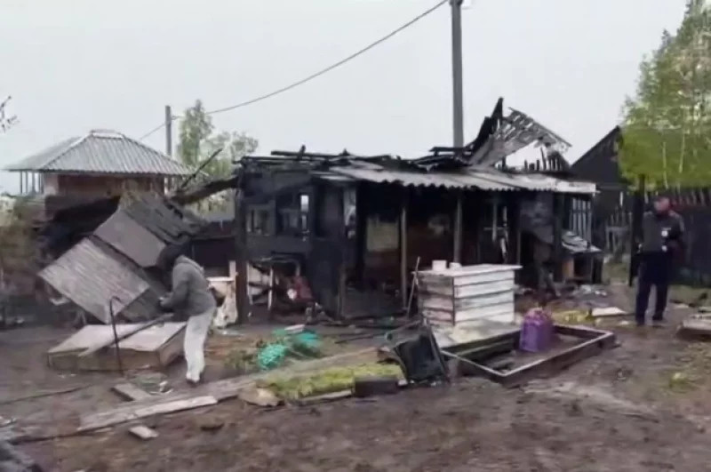 Нападавший сам погиб в пожаре. 