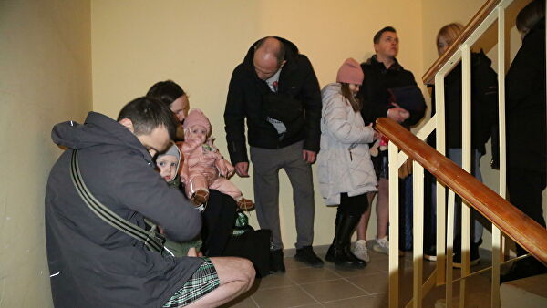 Жильцы многоэтажного жилого дома в Донецке прячутся от обстрела на лестнице в подъезде