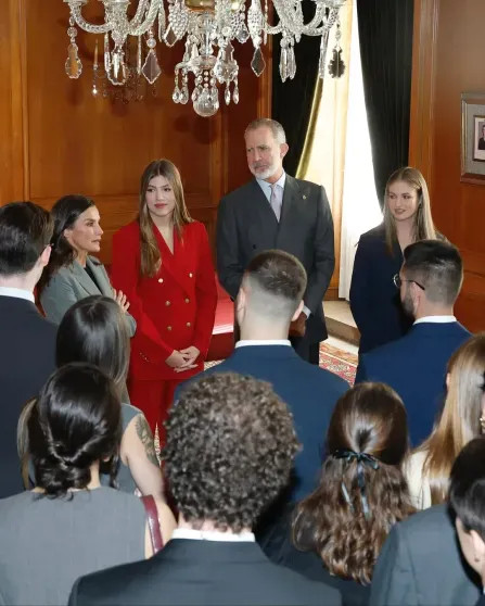 Королева Летиция с мужем и дочерьми