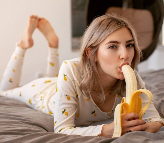 Порноактриса Eva Elfie с бананом во рту.