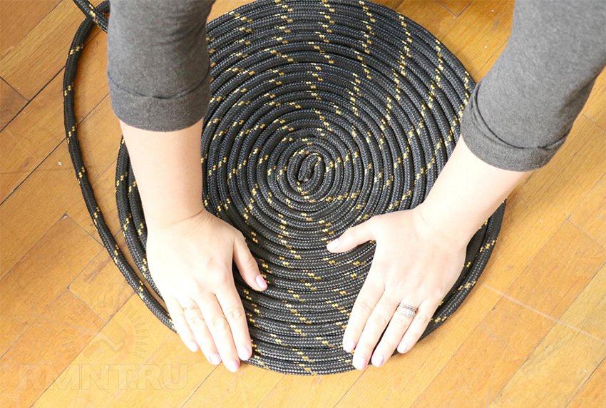 Изготовление круглого коврика из прочной цветной верёвки