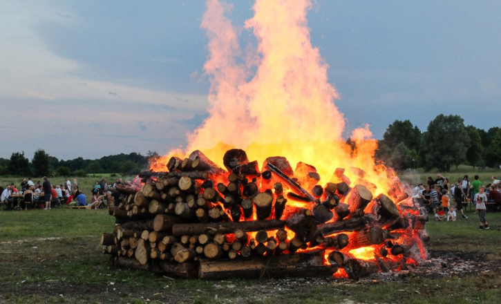 Обряд крода . к РОД ирование . ОГОНЬ уносит к СОЛНЦУ к Богу РОД у. Отправление к РОДУ и ПРЕДКАМ. Для Славянской культуры было характерно кродирование, или как это принято называть сегодня – кремация. Труп усопшего располагался на специальной колоде, сложенной из бревен, и затем поджигался. В действительности практиковалось сжигание вместе с ушедшим его личных, особенно дорогих ему вещей. Для воинов – это оружие, для ремесленников – инструменты.