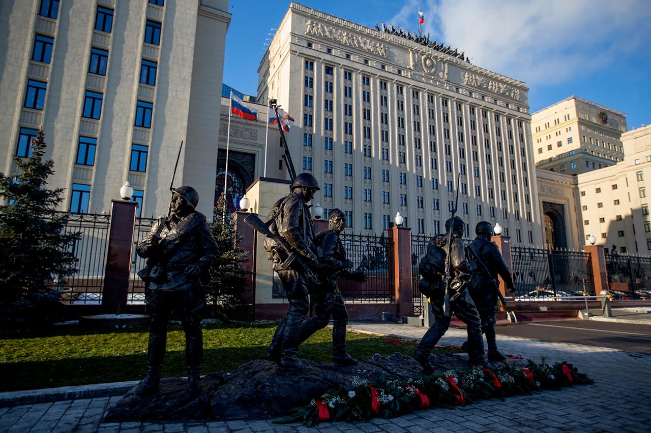 Москва мин. Министерство обороны РФ на Фрунзенской набережной. Памятники у Министерства обороны на Фрунзенской набережной. Здание Минобороны на Фрунзенской набережной. Они сражались за родину памятник в Москве.