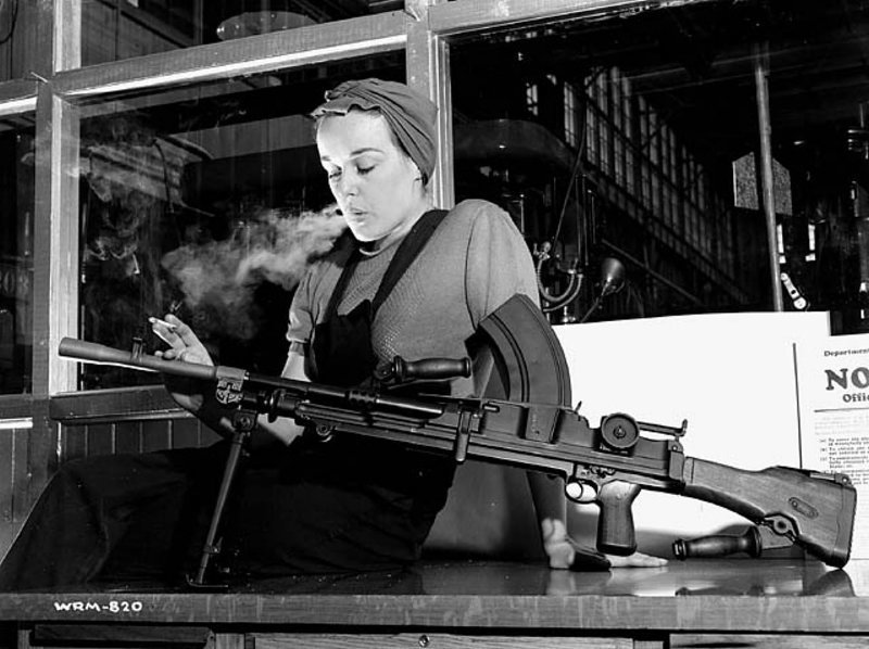Вероника Фостер, служащая компании John Inglis Co. Ltd., известная под именем «Ronnie, Bren Gun Girl», позирует с готовым Bren Mk1 на заводе John Bond в Торонто, Канада, 1941 год. история, люди, мир, фото
