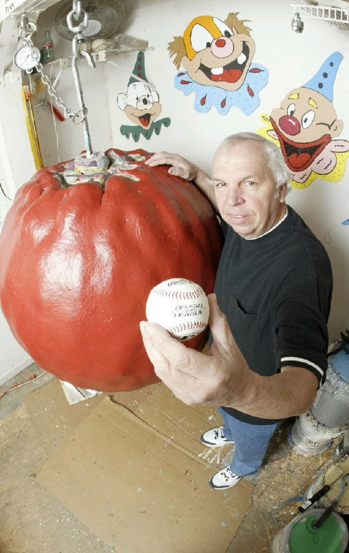 Самый большой бейсбольный мяч в мире создан…благодаря краске!