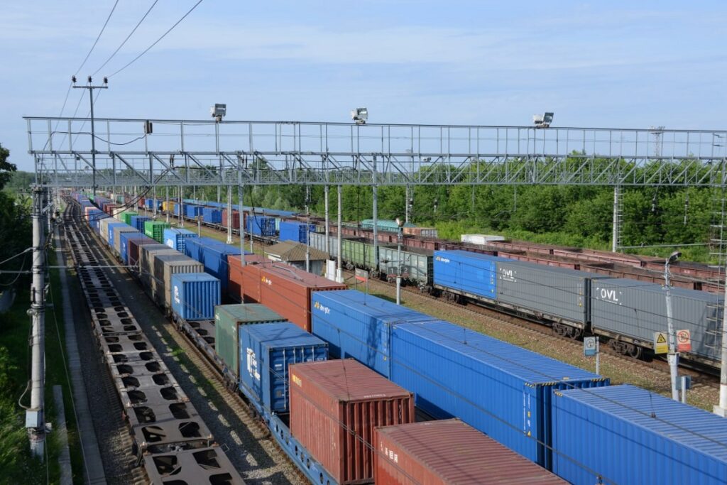 Мост обрушился в Курской области во время движения локомотива