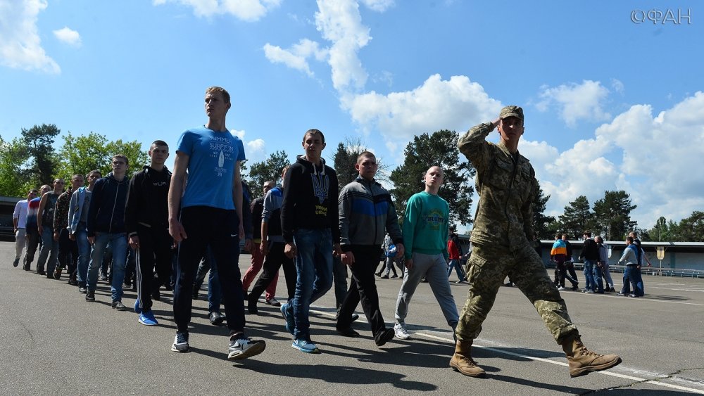 Военком киева. На Украине ловят призывников. Украинцы ловят призывников. Призывники бегут из Украины. Призыв на Донбасс.