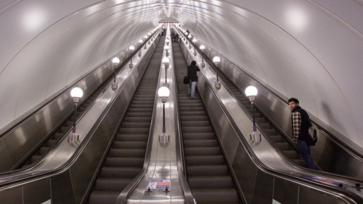 Какое самое глубокое метро в питере. Эскалаторы Московского метро. Марьина роща станция эскалатор. Эскалаторы Санкт-Петербургского метрополитена. Метро Питер эскалатор.