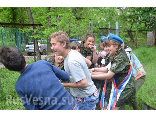 Ополченцы и молодёжь в одном строю: День Победы в Луганске украина