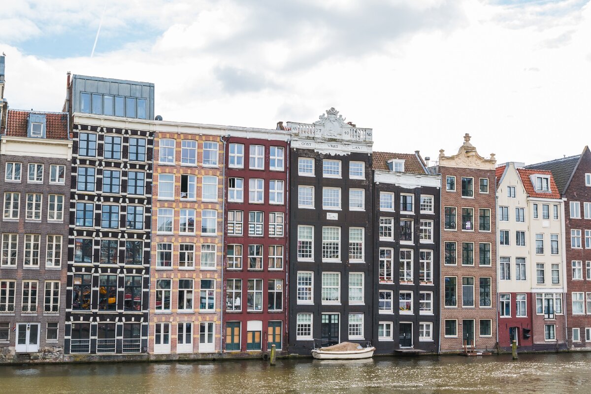 Пестрые дома в Голландии и три окна на фасаде – это не случайность, это необходимость! каждого, такая, Голландия, домики, сейчас, крыша, нужно, синенький, очень, разноцветные, разные, между, красненький, какая, делать, вместо, вешают, Оказывается, жилище, Фасад