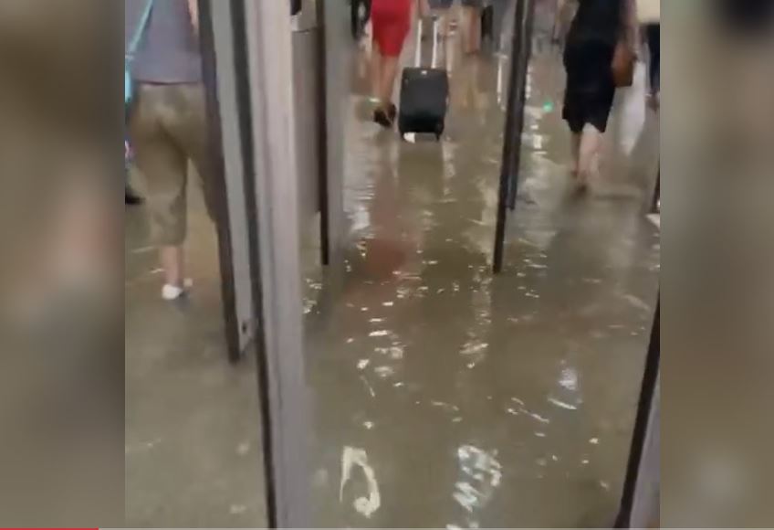 Появились кадры потопа в метро из-за урагана в Москве