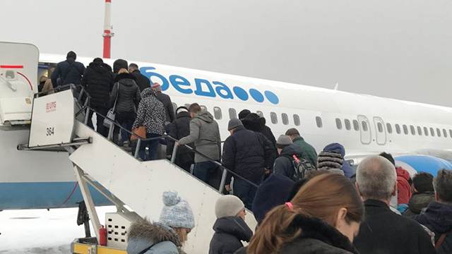 Авиабилеты сургуте победа. Победа Сургут авиакомпания. Победааеропорт Сургут. Победа самолет Сургут Махачкала. Самолёт авиакомпании ПОБЕДАВ Махачкале.