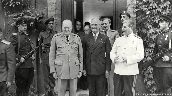 Лидеры держав-победительниц Черчилль, Трумэн и Сталин перед входом во дворец Цецилиенхоф в августе 1945 года