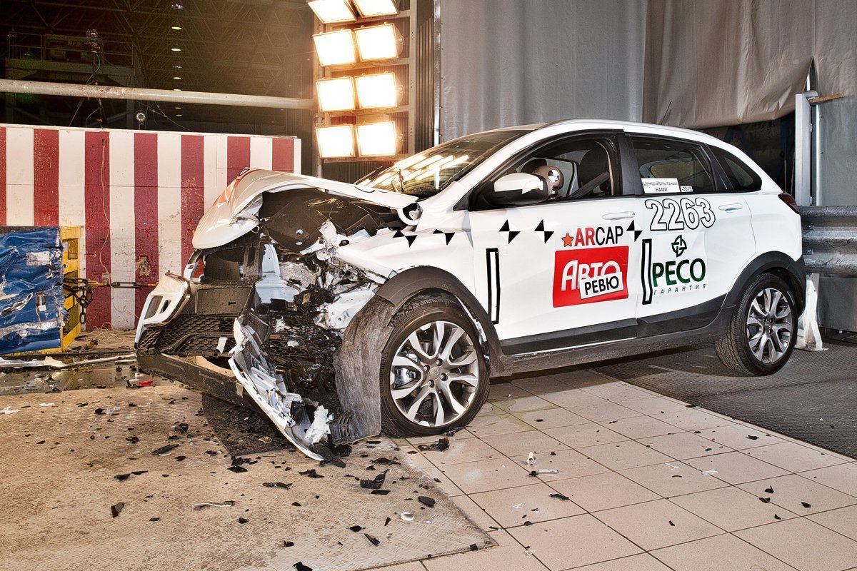 «Авторевю» провело краш-тест Lada XRAY Cross