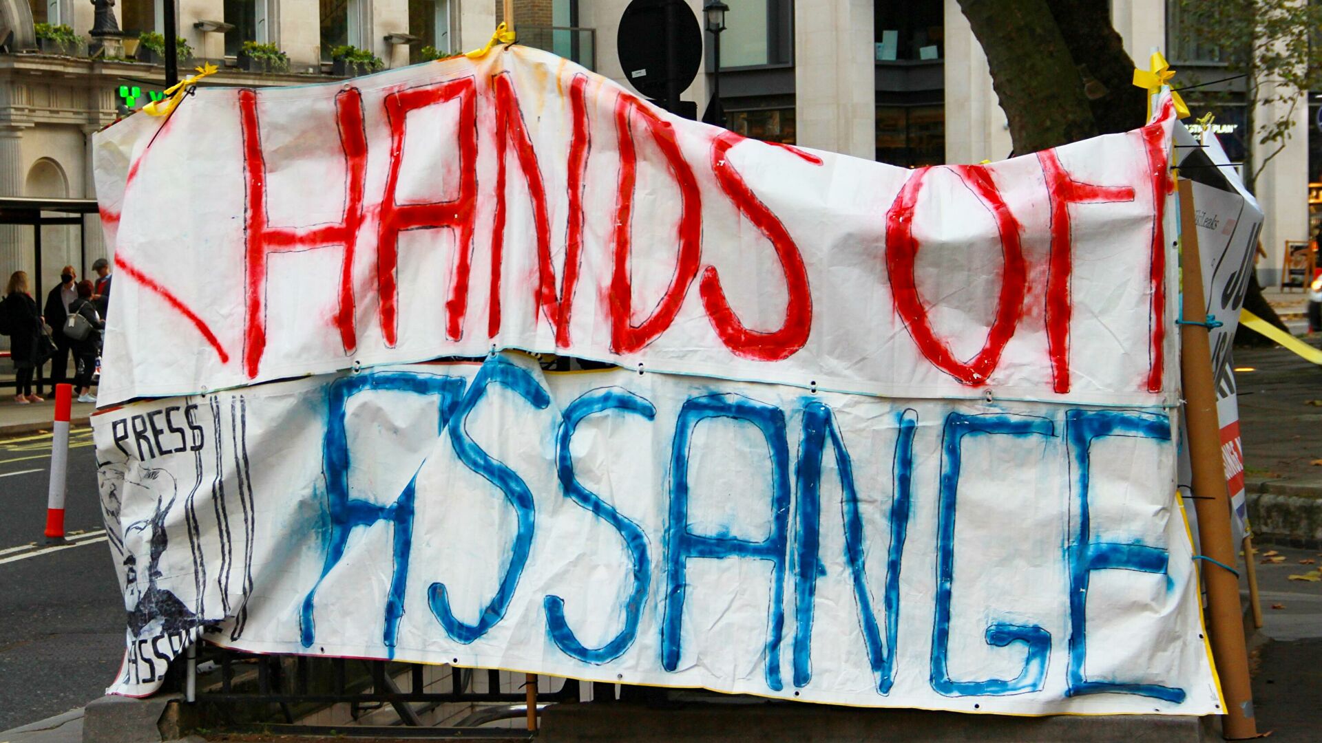 Плакат в поддержку сооснователя WikiLeaks Джулиана Ассанжа у здания Королевского судного двора в Лондоне - РИА Новости, 1920, 28.10.2021