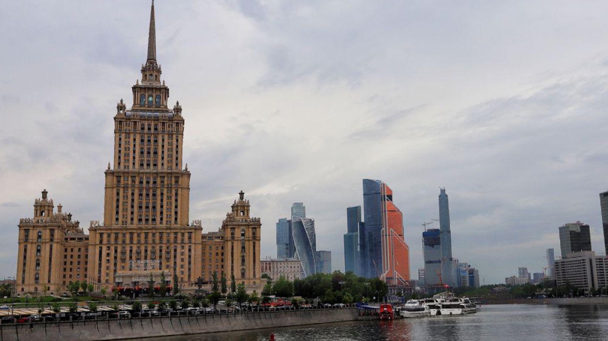 Блогер проехался по Москве с привязанной к крыше Bentley девушкой