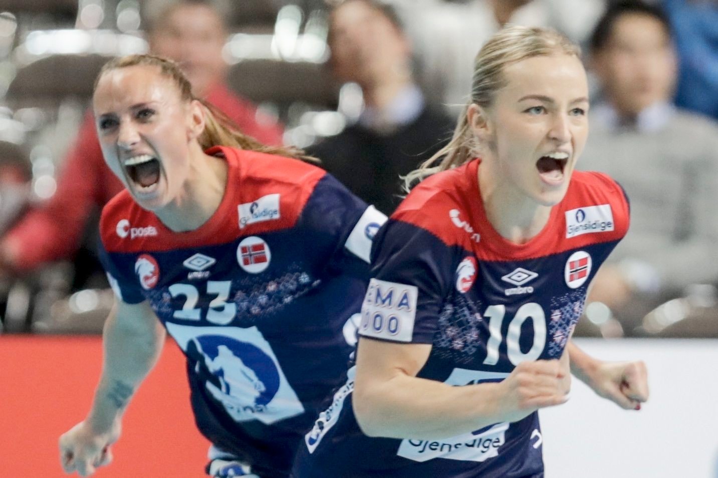 Stine Bredal Oftedal og Camilla Herrem jubler under kampen mellom Norge og Tyskland.