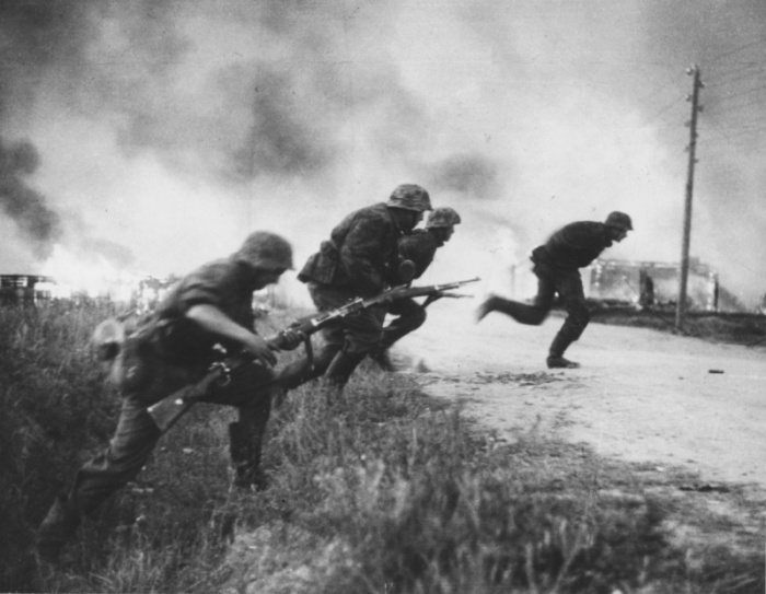 Солдаты дивизии СС «Рейх» перебегают дорогу, 1941 год.