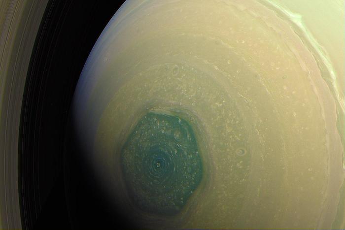 Визитная карточка Сатурна - шестиугольный ураган на северном полюсе. Сатурн, Ураган, Космос, Длиннопост