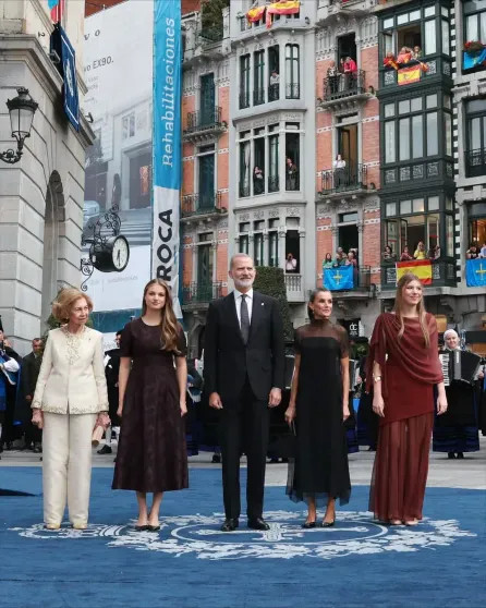 Королева Летиция с мужем и дочерьми