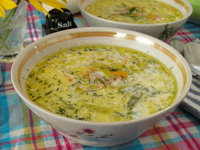 Сырный суп с фаршем и луком-пореем минут, добавить, нарезанный, зелень, вкусу, любимые, Потушить, густоты, желаемой, водой, залить, затем, вместе, картофель, кубиком, соломкой, тонкой, нарезанную, морковь, полукольцами
