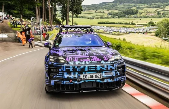 Электрический Porsche Cayenne установил рекорд на легендарном подъёме Шелсли Уолш