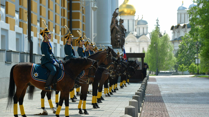 "Так царь или не царь": Трудное самоопределение Путина и России россия