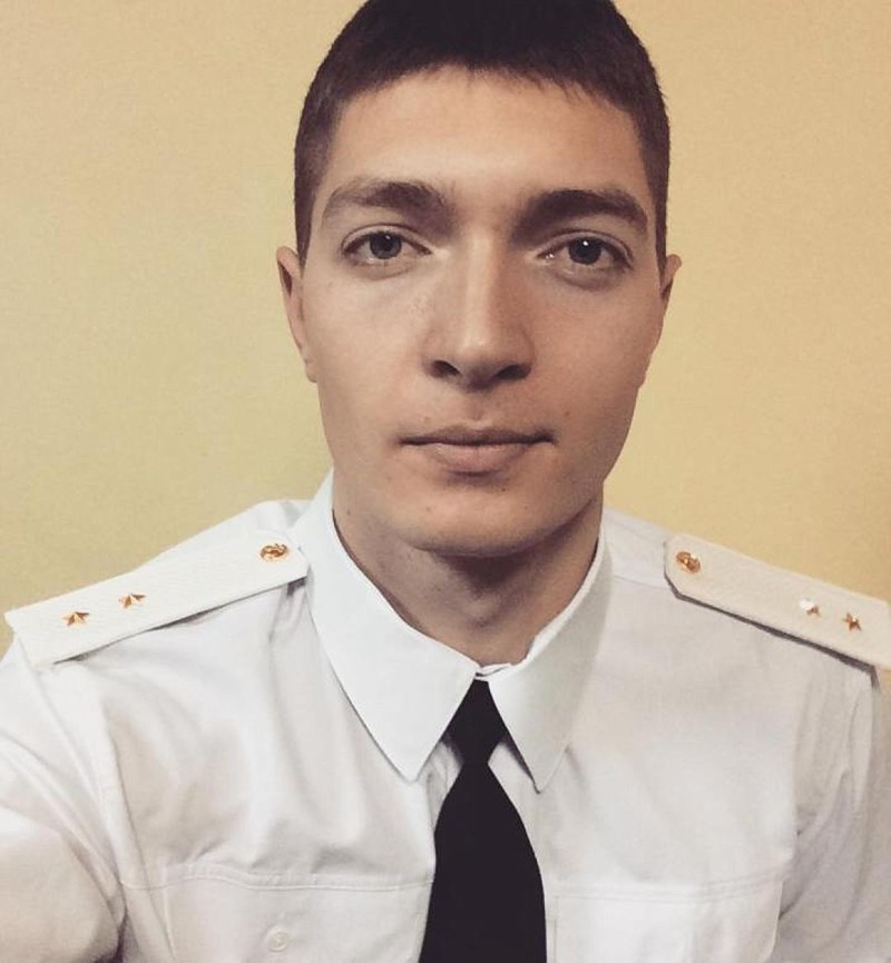 Мичман поймал близняшек, выпавших с 8-го этажа. Но когда он поднял голову, он увидел, что там еще…