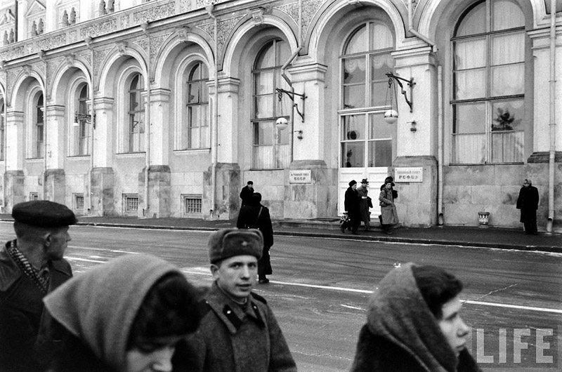 Любопытные кадры с ВИП мероприятий в Кремле зимой 1959. Фотограф Говард Сохурек  из США участников, съезда, Гости, автомобилей, гаражам, конце, охраны, прохожих, центре, работало, множество, сотрудников, Белорусском, КГБ1011, Некоторых, вокзале, встречал, Микоян, доверенное, Хрущева