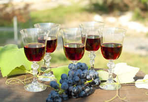 Домашнее вино из винограда с перчаткой