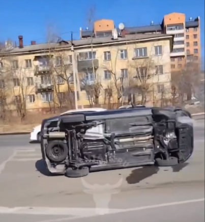 Легковушка встала на бок после ДТП на улице Кирова в Чите