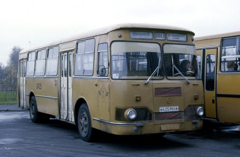Старый добрый ЛиАЗ-677М в Лужниках, 1988 год. Эта машина оставила в наших головах пожалуй самые теплые воспоминания. ЛАЗ, СССР, авто, автобус, автомобили, зил, лиаз, советский автопром