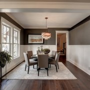 Белые панели и темгые стены