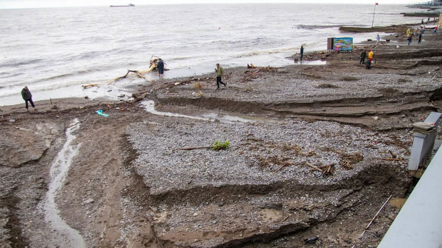 В Крыму и Севастополе закроют пляжи на пострадавших территориях