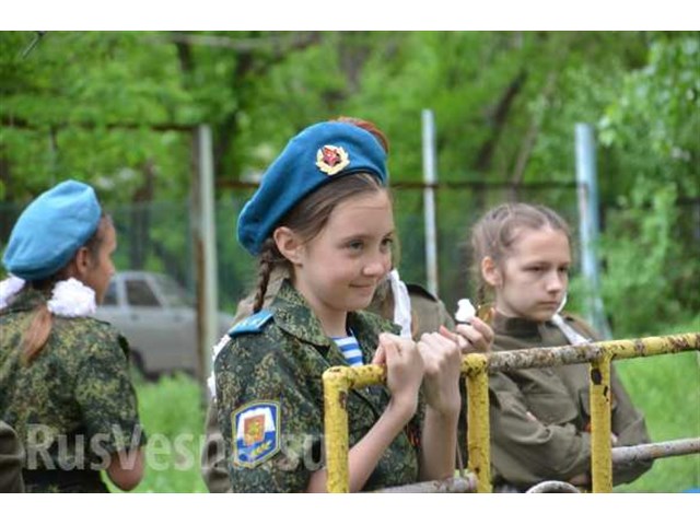 Ополченцы и молодёжь в одном строю: День Победы в Луганске украина