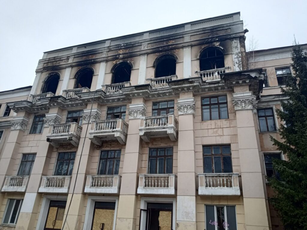 В Рязани в здании бывшего училища связи продолжают работать пожарные
