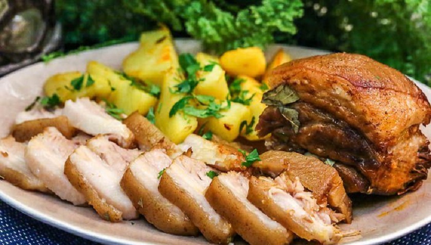 Вареная грудинка, запеченная с чесноком: и горячее блюдо, и холодная закуска