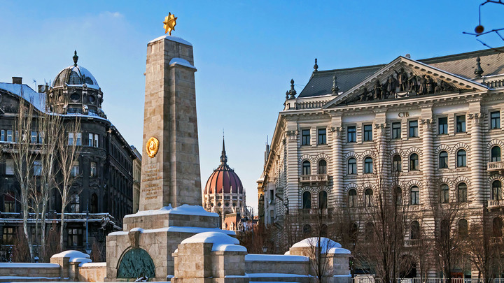 ВОЕННЫЙ ПОЗОР СМЫВАЮТ БОРЬБОЙ С ПАМЯТНИКАМИ