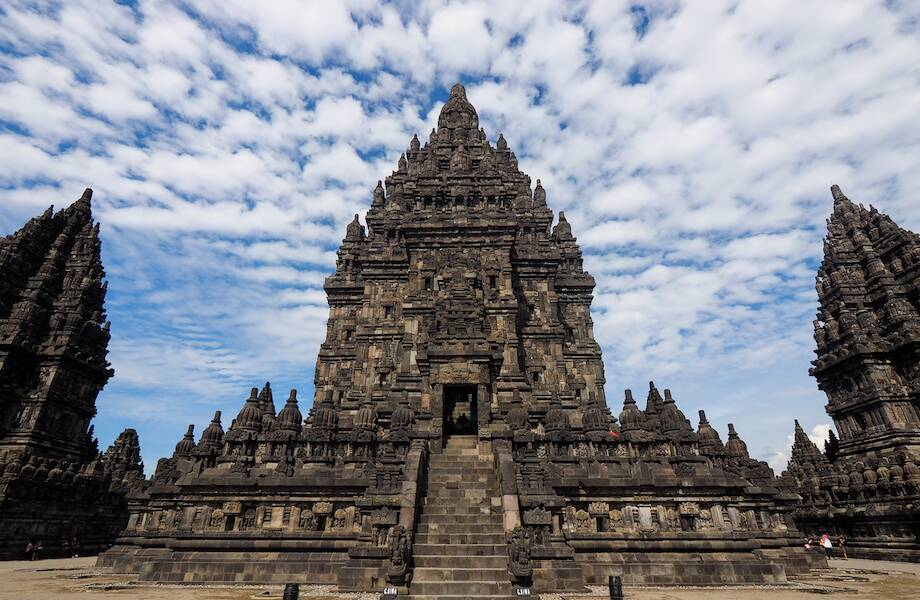 Более 200 храмов в одном месте: как выглядит древний комплекс Прамбанан в Индонезии