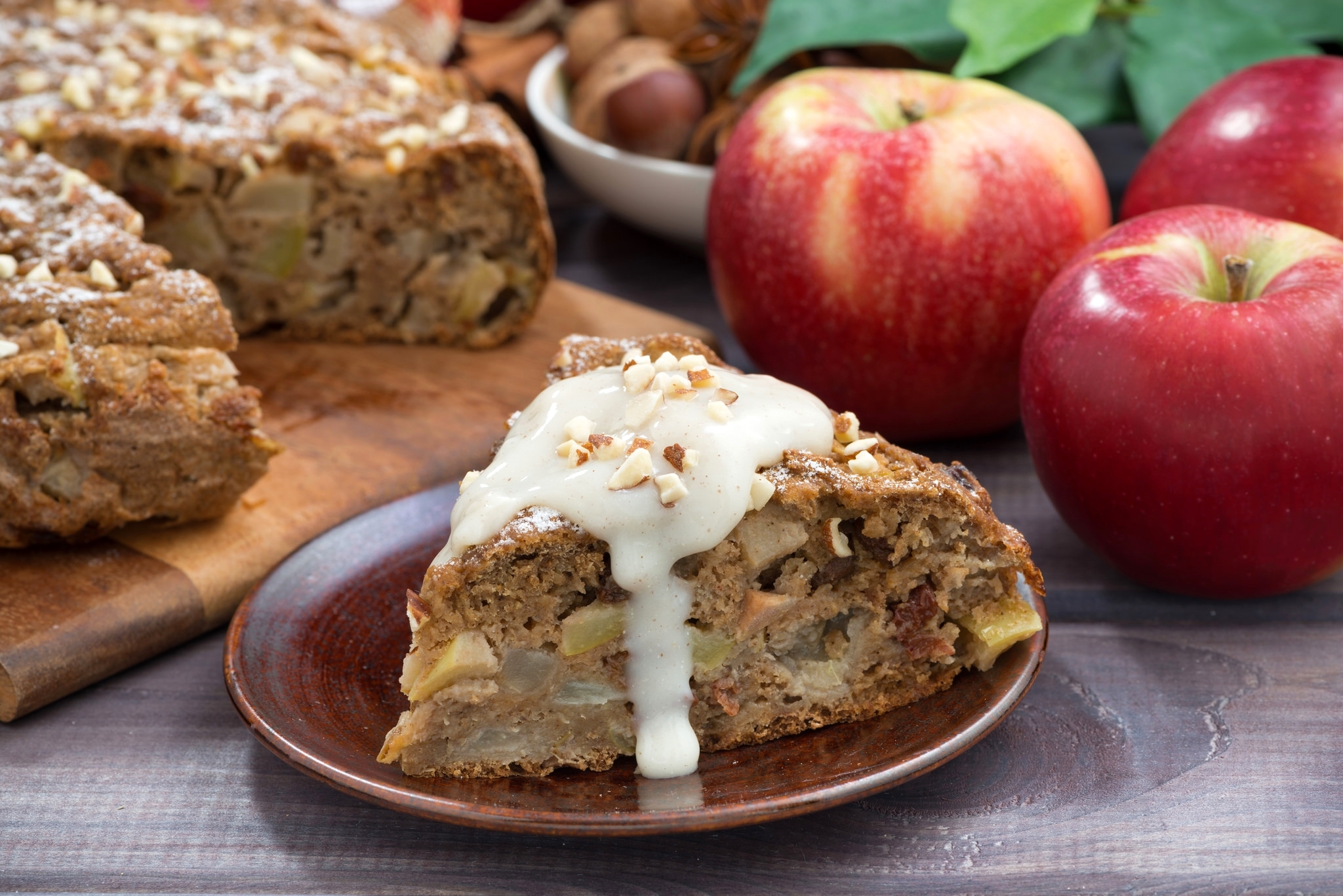 Яблочный обед. Apple pie (яблочный пирог). Шарлотка с яблоками. Шарлотка с орехами и яблоками. Пирог с яблоками и орехами.