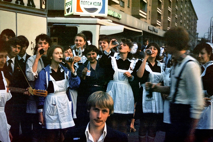 Выпускники празднуют окончание школы, Москва, 1981 год.