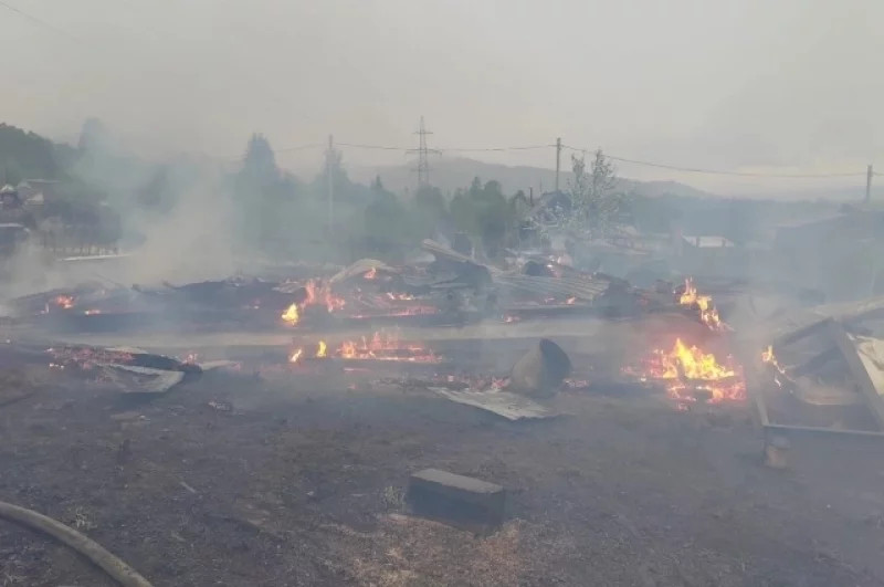 Пожар начался глубокой ночью. Его тушили до утра.